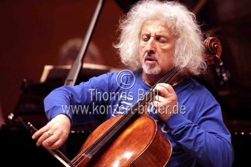 Lettische Violoncellist Mischa Maisky gastiert in Begleitung seiner Kinder Sascha und Lily mit den Moskauer Virtuosen in der Philharmonie Köln (&copy; Thomas Brill)