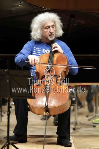 Lettische Violoncellist Mischa Maisky gastiert in Begleitung seiner Kinder Sascha und Lily mit den Moskauer Virtuosen in der Philharmonie Köln (&copy; Thomas Brill)