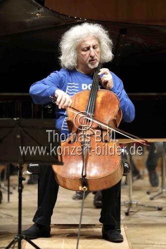 Lettische Violoncellist Mischa Maisky gastiert in Begleitung seiner Kinder Sascha und Lily mit den Moskauer Virtuosen in der Philharmonie Köln (&copy; Thomas Brill)