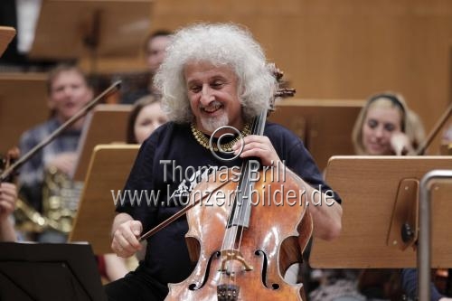 Lettische Violoncellist Mischa Maisky begleitet mit seinem Sohn Sascha Maisky das Slovenian Philharmonic Orchestra unter der Leitung des tadschikischen Dirigenten Benjamin Yusupov in der Philharmonie Köln (© Thomas Brill)