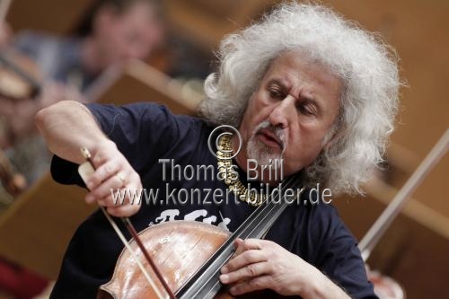 Lettische Violoncellist Mischa Maisky begleitet mit seinem Sohn Sascha Maisky das Slovenian Philharmonic Orchestra unter der Leitung des tadschikischen Dirigenten Benjamin Yusupov in der Philharmonie Köln (© Thomas Brill)