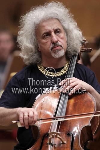 Lettische Violoncellist Mischa Maisky begleitet mit seinem Sohn Sascha Maisky das Slovenian Philharmonic Orchestra unter der Leitung des tadschikischen Dirigenten Benjamin Yusupov in der Philharmonie Köln (© Thomas Brill)