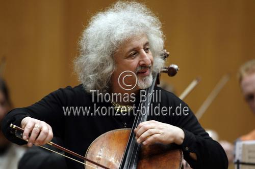 Lettische Violoncellist Mischa Maisky begleitet die Moskauer Virtuosen unter der Leitung von Wladimir Spivakov in der Philharmonie Köln (© Thomas Brill)