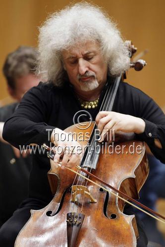Lettische Violoncellist Mischa Maisky begleitet die Moskauer Virtuosen unter der Leitung von Wladimir Spivakov in der Philharmonie Köln (© Thomas Brill)