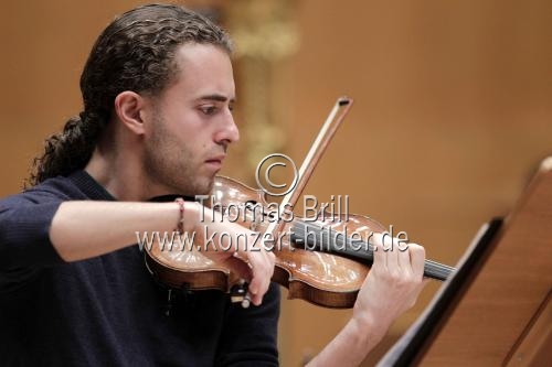 Lettische Violoncellist Mischa Maisky begleitet mit seinem Sohn Sascha Maisky das Slovenian Philharmonic Orchestra unter der Leitung des tadschikischen Dirigenten Benjamin Yusupov in der Philharmonie Köln (© Thomas Brill)