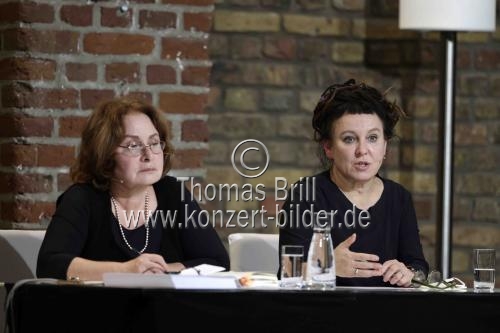 Polnische Literaturnobelpreisträgerin Olga Tokarczuk spricht mit Moderatorin Olga Mannheimer über „Übungen im Fremdsein“ in den Balloni-Hallen Köln (© Thomas Brill)