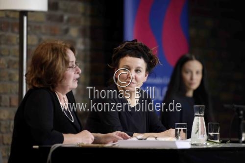 Polnische Literaturnobelpreisträgerin Olga Tokarczuk spricht mit Moderatorin Olga Mannheimer über „Übungen im Fremdsein“ in den Balloni-Hallen Köln (&copy; Thomas Brill)