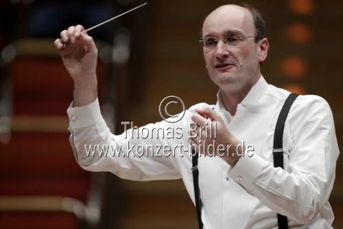 Britische Dirigent Andrew Manze leitet die NDR Radiophilharmonie in der Philharmonie Köln (&copy; Thomas Brill)