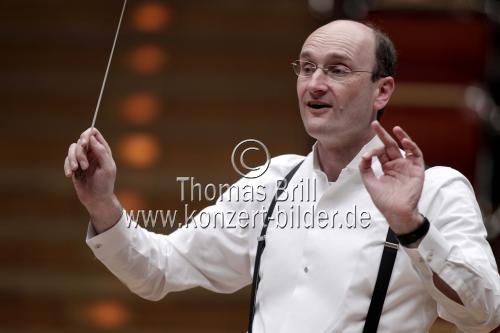 Britische Dirigent Andrew Manze leitet die NDR Radiophilharmonie in der Philharmonie Köln (&copy; Thomas Brill)