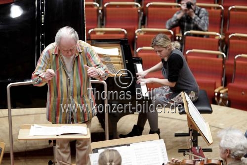 Deutsche Pianistin Ragna Schirmer begleitet das Orchester der Academy of St. Martin in the Fields unter der Leitung des britischen Dirigenten Sir Neville Marriner in der Philharmonie Köln (&copy; Thomas Brill)
