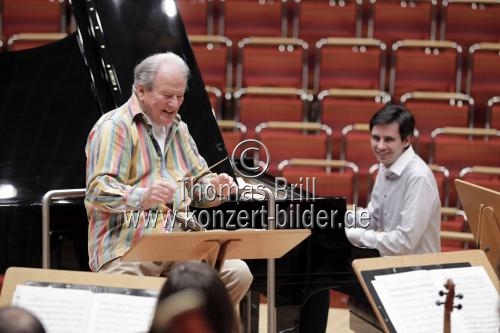 Britische Dirigent Sir Neville Marriner leitet das Orquestra de Cadaqués in Begleitung des deutschen Pianistin Martin Stadtfeld in der Philharmonie Köln (&copy; Thomas Brill)