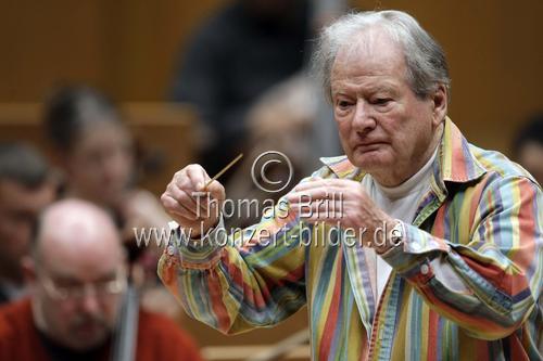 Britische Dirigent Sir Neville Marriner leitet das Orchester der Academy of St. Martin in the Fields in Begleitung des deutschen Cellisten Daniel Müller-Schott in der Philharmonie Köln (&copy; Thomas Brill)