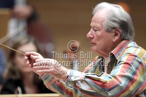 Britische Dirigent Sir Neville Marriner leitet das Orquestra de Cadaqués in der Philharmonie Köln (© Thomas Brill)