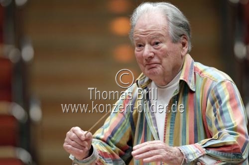 Britische Dirigent Sir Neville Marriner leitet das Orquestra de Cadaqués in der Philharmonie Köln (© Thomas Brill)