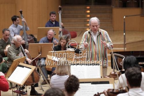 Britische Dirigent Sir Neville Marriner leitet das Orquestra de Cadaqués in der Philharmonie Köln (© Thomas Brill)