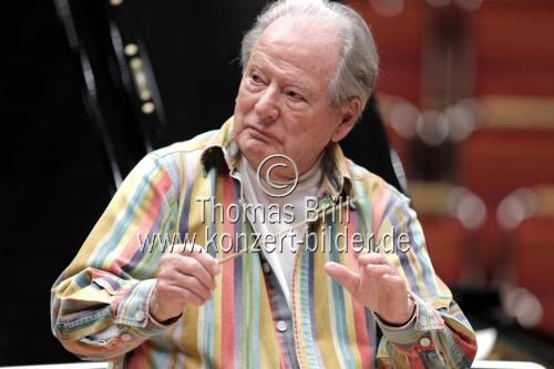 Britische Dirigent Sir Neville Marriner leitet das Orquestra de Cadaqués in Begleitung des deutschen Pianistin Martin Stadtfeld in der Philharmonie Köln (© Thomas Brill)