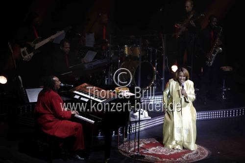 Amerikanische Gospel-Sängerin Queen Esther Marrow gastiert mit The Harlem Gospel Singers und Band auf ihrer “Abschieds”-Tour in der Philharmonie Köln (&copy; Thomas Brill)