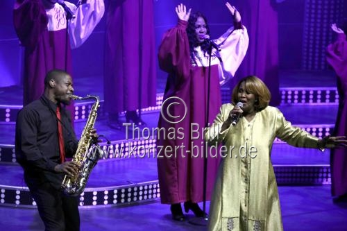 Amerikanische Gospel-Sängerin Queen Esther Marrow gastiert mit The Harlem Gospel Singers und Band auf ihrer “Abschieds”-Tour in der Philharmonie Köln (© Thomas Brill)