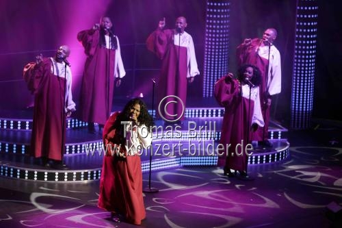 Amerikanische Gospel-Sängerin Queen Esther Marrow gastiert mit The Harlem Gospel Singers und Band auf ihrer “Abschieds”-Tour in der Philharmonie Köln (&copy; Thomas Brill)