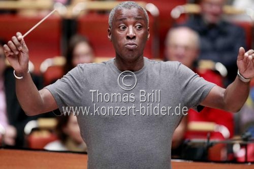 Englische Dirigent Wayne Marshall leitet das WDR Rundfunkorchester Köln in Begleitung des deutschen Kammermusikensemble Spark in der Philharmonie Köln (&copy; Thomas Brill)