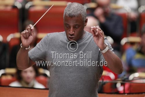 Englische Dirigent Wayne Marshall leitet das WDR Rundfunkorchester Köln in Begleitung des deutschen Kammermusikensemble Spark in der Philharmonie Köln (&copy; Thomas Brill)