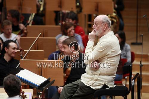 Deutsche Dirigent Kurt Masur leitet das Orchestre National de France in Begleitung des deutschen Pianisten Martin Helmchen in der Philharmonie Köln (&copy; Thomas Brill)