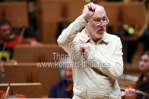 Deutsche Dirigent Kurt Masur leitet das Orchestre National de France in Begleitung des deutschen Pianisten Martin Helmchen in der Philharmonie Köln (&copy; Thomas Brill)