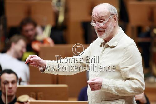 Deutsche Dirigent Kurt Masur leitet das Orchestre National de France in Begleitung des deutschen Pianisten Martin Helmchen in der Philharmonie Köln (&copy; Thomas Brill)