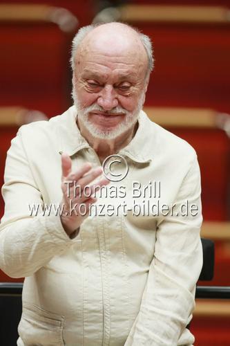 Deutsche Dirigent Kurt Masur leitet das Orchestre National de France in Begleitung des deutschen Pianisten Martin Helmchen in der Philharmonie Köln (&copy; Thomas Brill)