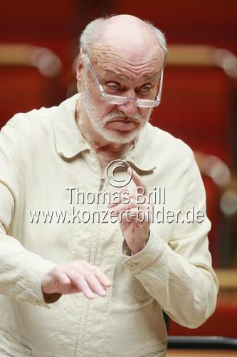 Deutsche Dirigent Kurt Masur leitet das Orchestre National de France in Begleitung des deutschen Pianisten Martin Helmchen in der Philharmonie Köln (© Thomas Brill)