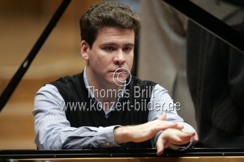 Pianist Denis Matsuev begleitet das Russisches Nationalorchester unter der Leitung von Mikhail Pletnev in der Philharmonie Köln (&copy; Thomas Brill)
