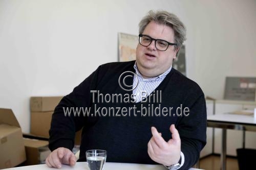 Deutsche Kulturmanager und Agent Felix Mauser im Interview bezüglich der Teilhabe an Kunst und Kultur für Menschen mit wenig Geld in den Räumen der Kölner Kulturliste (&copy; Thomas Brill)