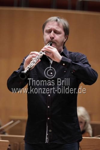 Deutsche Oboist Albrecht Mayer begleitet die Academy of St Martin in the Fields unter der Leitung des amerikanischen Violinisten Joshua Bell in der Philharmonie Köln (&copy; Thomas Brill)