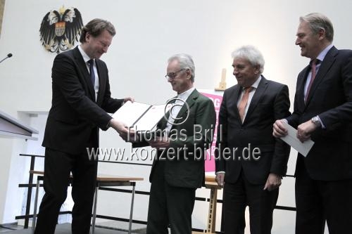 Deutsche Galerist Hans Mayer erhält den mit 10 000 Euro dotierten Art-Cologne-Preis 2015 im Historischen Rathaus der Stadt Köln (&copy; Thomas Brill)