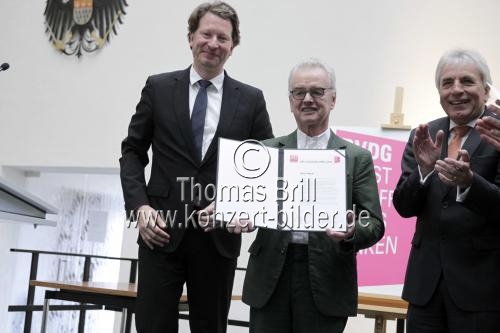 Deutsche Galerist Hans Mayer erhält den mit 10 000 Euro dotierten Art-Cologne-Preis 2015 im Historischen Rathaus der Stadt Köln (&copy; Thomas Brill)