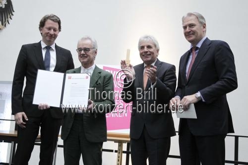 Deutsche Galerist Hans Mayer erhält den mit 10 000 Euro dotierten Art-Cologne-Preis 2015 im Historischen Rathaus der Stadt Köln (&copy; Thomas Brill)