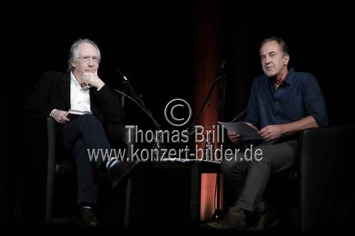 Britische Schriftsteller Ian McEwan und der deutsche Schauspieler Peter Miklusz stellen Ian McEwan Drama 