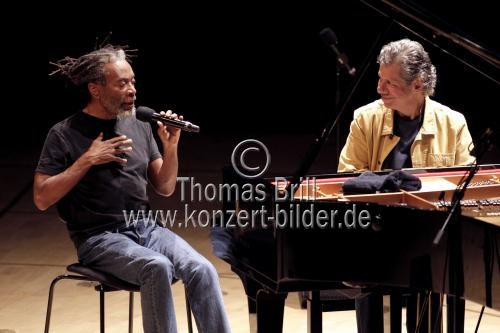Amerikanische Vokalkünstler Bobby McFerrin gastiert im Duet mit dem amerikanischen Jazz-Pianisten Chick Corea in der Philharmonie Köln (© Thomas Brill)