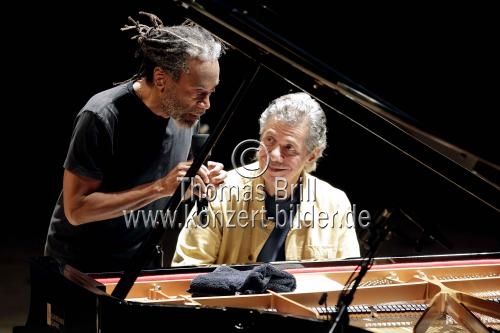 Amerikanische Vokalkünstler Bobby McFerrin gastiert im Duet mit dem amerikanischen Jazz-Pianisten Chick Corea in der Philharmonie Köln (© Thomas Brill)