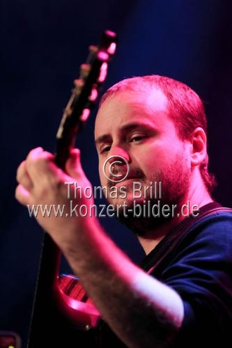 Amerikanischer Fingerstyle-Gitarrist Andy McKee gastiert auf seiner 