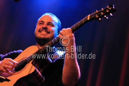 Amerikanischer Fingerstyle-Gitarrist Andy McKee gastiert auf seiner 