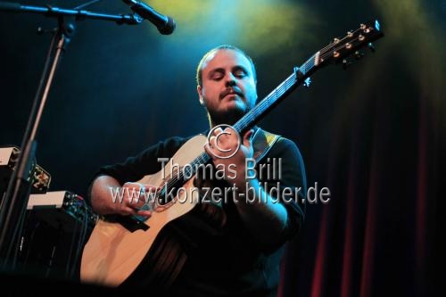 Amerikanischer Fingerstyle-Gitarrist Andy McKee gastiert auf seiner 
