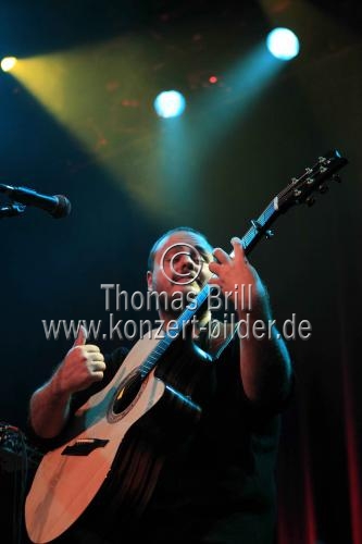 Amerikanischer Fingerstyle-Gitarrist Andy McKee gastiert auf seiner 