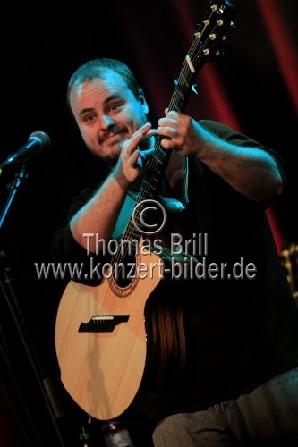 Amerikanischer Fingerstyle-Gitarrist Andy McKee gastiert auf seiner 