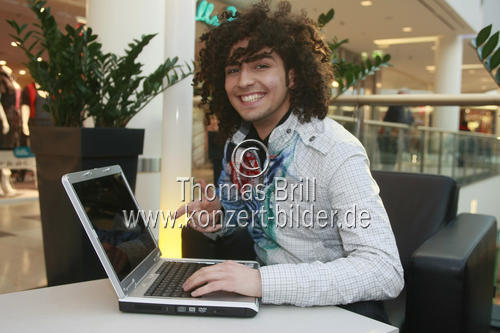 Türkischer Sänger und Popstars-Staffel-Teilnehmer Mehdi Mevlüt Kilic beim Computerspiel in den Köln Arcaden (&copy; Thomas Brill)