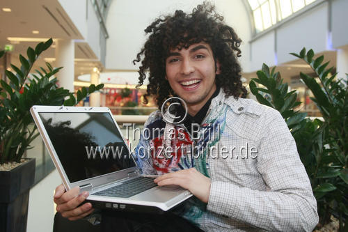 Türkischer Sänger und Popstars-Staffel-Teilnehmer Mehdi Mevlüt Kilic beim Computerspiel in den Köln Arcaden (© Thomas Brill)