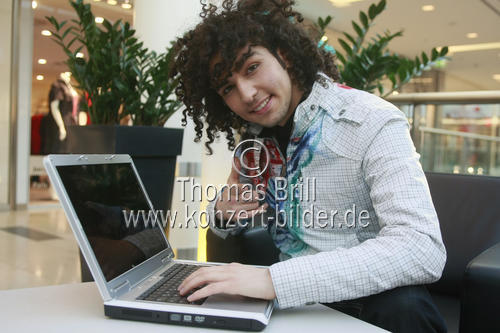 Türkischer Sänger und Popstars-Staffel-Teilnehmer Mehdi Mevlüt Kilic beim Computerspiel in den Köln Arcaden (© Thomas Brill)