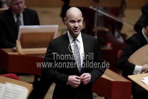 Amerikanische Countertenor Bejun Mehta begleitet das Kölner Kammerorchester unter der Leitung des niederländischen Dirigenten Jos van Veldhoven in der Philharmonie Köln (&copy; Thomas Brill)