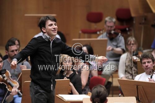Deutsche Dirigent Cornelius Meister leitet das Gürzenich-Orchester Köln in der Philharmonie Köln (&copy; Thomas Brill)