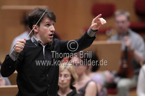 Deutsche Dirigent Cornelius Meister leitet das Gürzenich-Orchester Köln in der Philharmonie Köln (&copy; Thomas Brill)